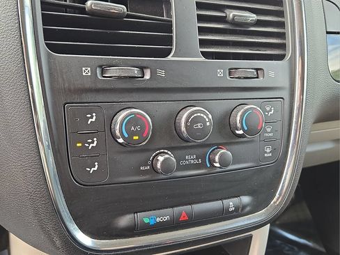 Used 2019 Dodge Grand Caravan SE FWD image 18