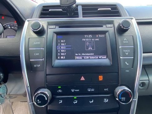 Used 2015 Toyota Camry LE image 18