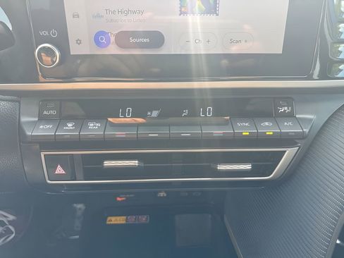 Used 2025 Toyota Camry SE FWD image 18