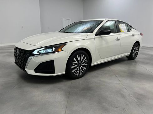 Used 2025 Nissan Altima 2.5 SV FWD image 4