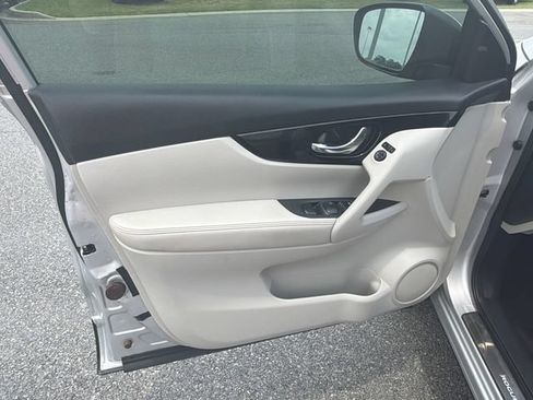 Used 2020 Nissan Rogue Sport SV FWD image 10