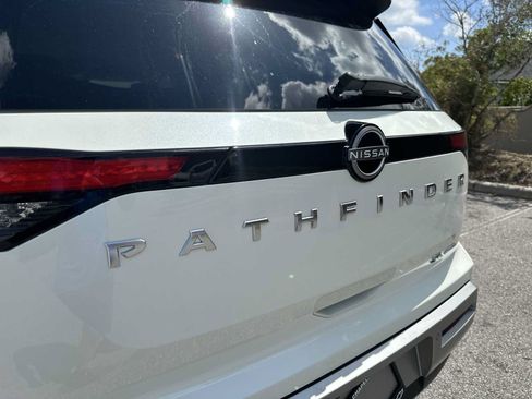 Used 2023 Nissan Pathfinder SL AWD/4WD image 11