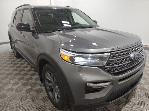 Used 2022 Ford Explorer XLT w/ XLT Sport Appearance Package AWD/4WD image 4