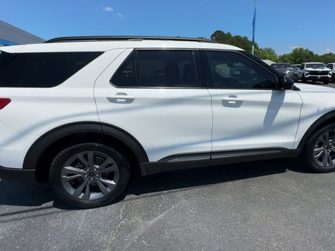 Used 2022 Ford Explorer XLT w/ Equipment Group 202A RWD image 9