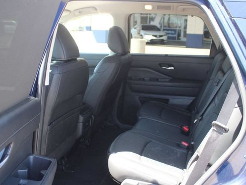 Used 2025 Nissan Pathfinder SL AWD/4WD image 12