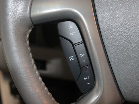 Used 2011 Chevrolet Avalanche LTZ image 11