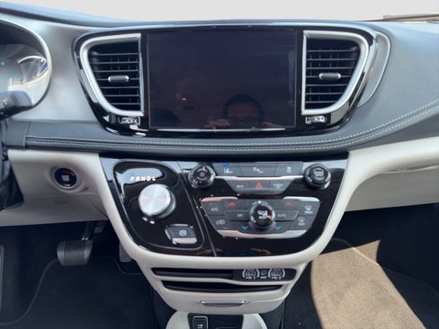 Used 2023 Chrysler Pacifica Touring-L FWD image 15