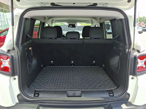 Used 2018 Jeep Renegade Latitude w/ Cold Weather Group AWD/4WD image 28