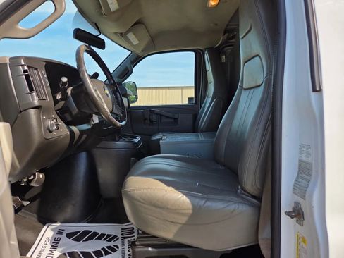Used 2016 Chevrolet Express 3500 RWD image 10