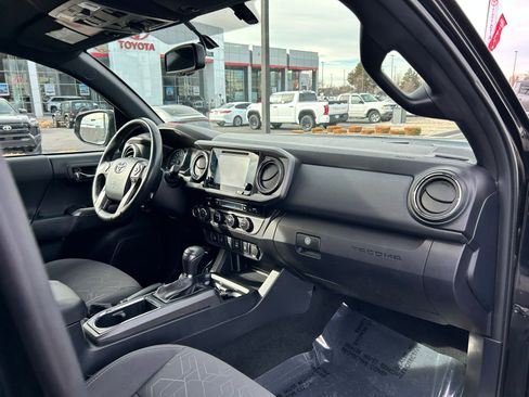 Used 2017 Toyota Tacoma TRD Off-Road w/ Premium & Technology Package image 27