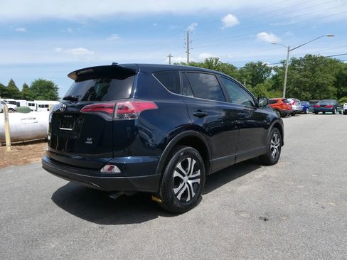 Used 2018 Toyota RAV4 LE AWD/4WD image 5