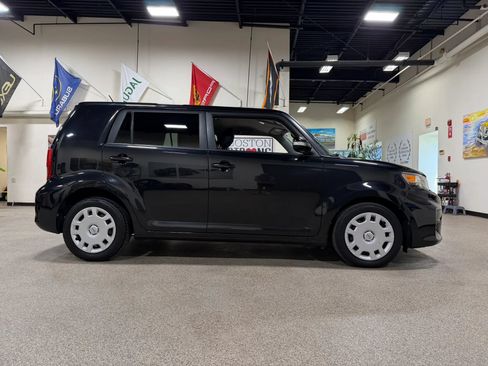 Used 2015 Scion xB FWD image 4