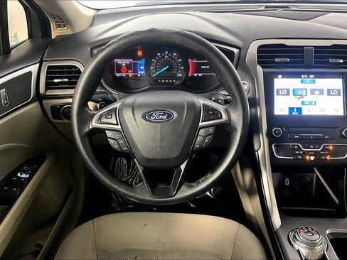 Used 2018 Ford Fusion SE w/ Fusion SE Technology Package FWD image 5