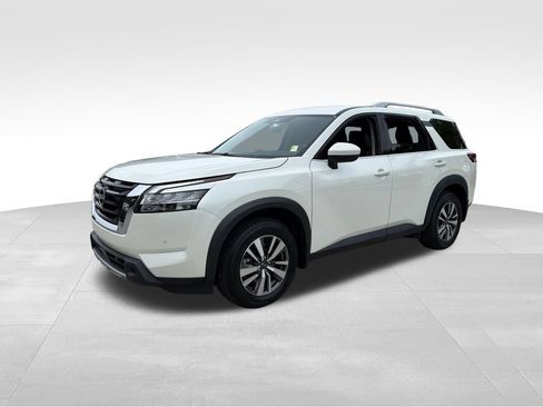 Certified 2024 Nissan Pathfinder SL FWD image 3
