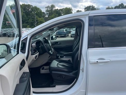 Used 2023 Chrysler Pacifica Touring-L FWD image 17