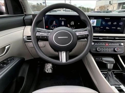 Used 2025 Hyundai Tucson SE image 8