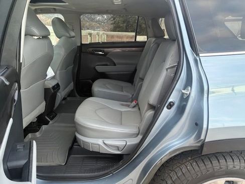 Used 2021 Toyota Highlander Limited image 19
