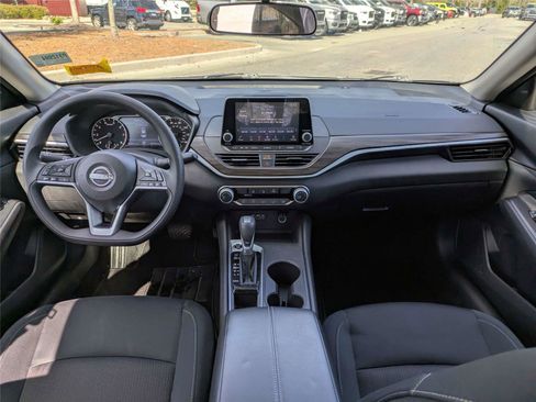 Used 2025 Nissan Altima 2.5 SV image 16