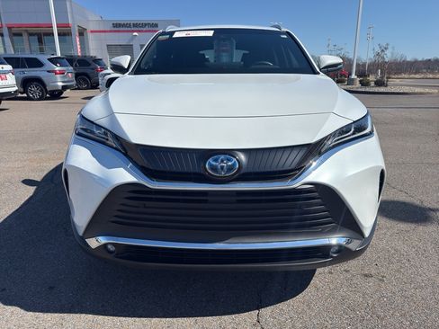 Certified 2024 Toyota Venza XLE image 8