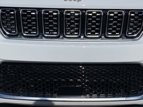 New 2025 Jeep Grand Cherokee Summit image 9