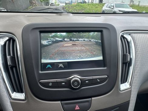 Used 2018 Chevrolet Malibu Hybrid FWD image 16