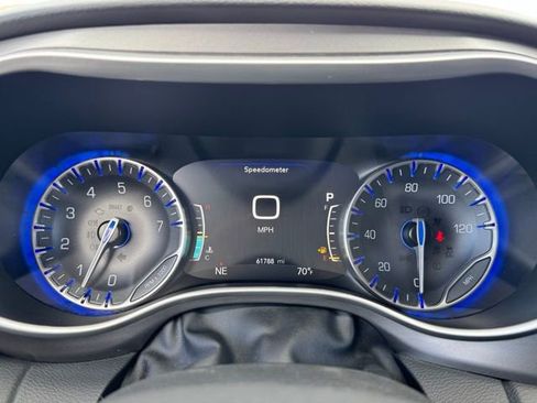 Used 2022 Chrysler Pacifica Touring-L image 21