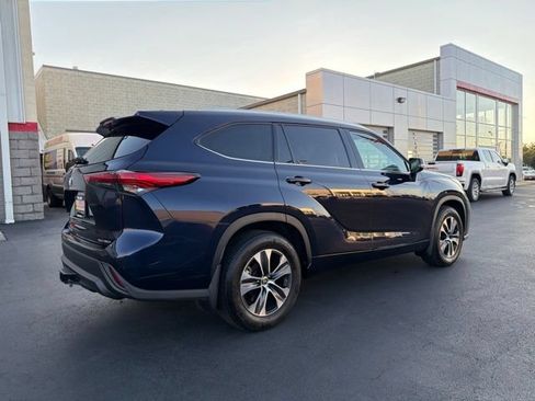 Used 2022 Toyota Highlander XLE AWD/4WD image 8