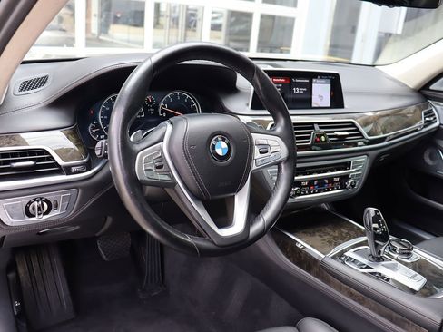 Used 2018 BMW 750i image 13