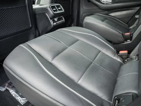 Used 2025 Mercedes-Benz GLS 450 4MATIC image 32