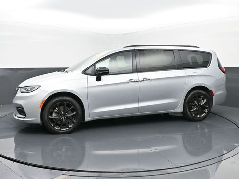 Used 2023 Chrysler Pacifica Limited w/ S Appearance Package image 2