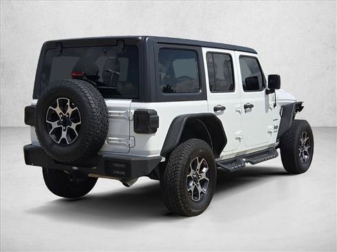 Used 2018 Jeep Wrangler Unlimited Sahara AWD/4WD image 5