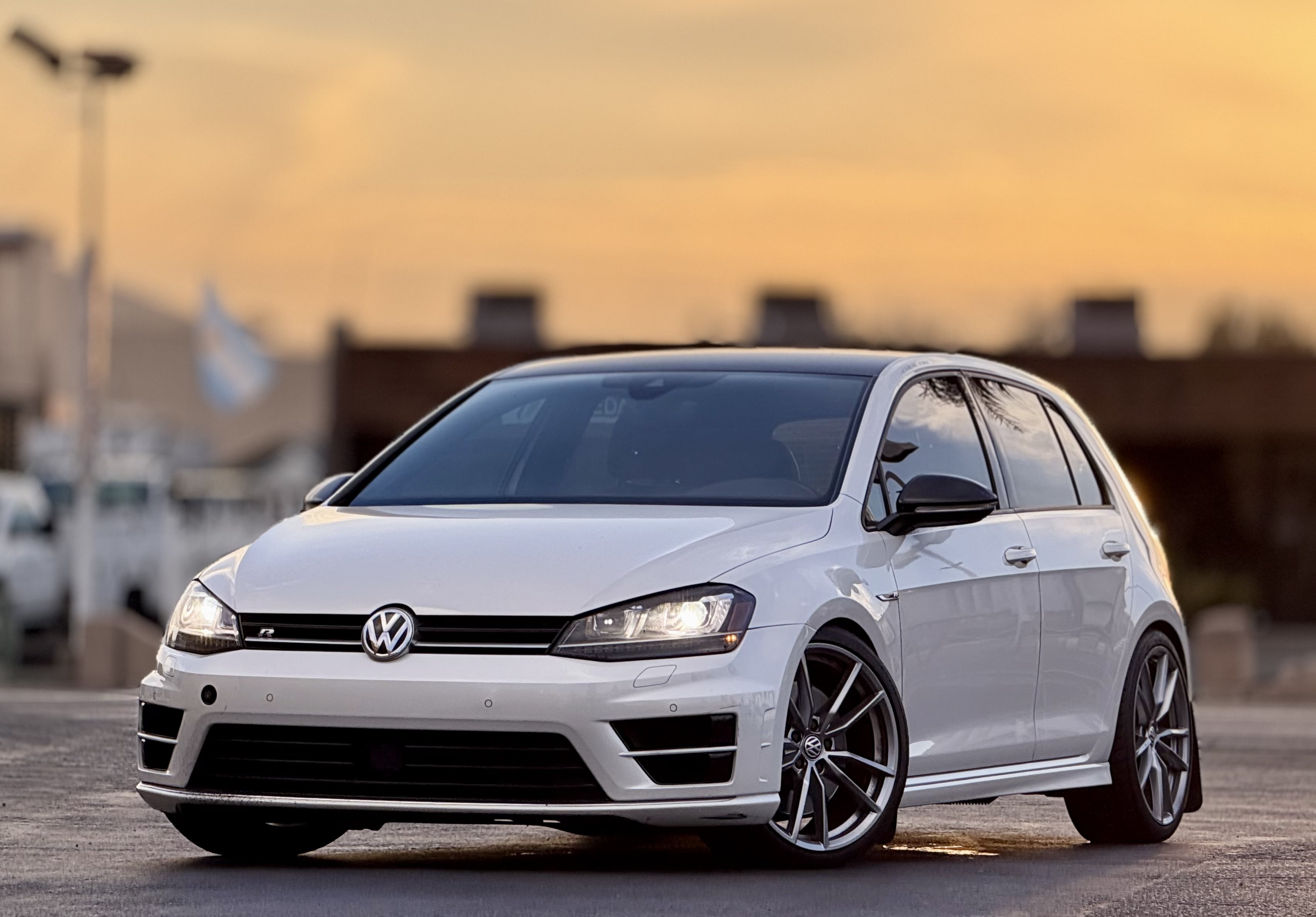 Used 2017 Volkswagen Golf R 4-Door AWD/4WD image 1