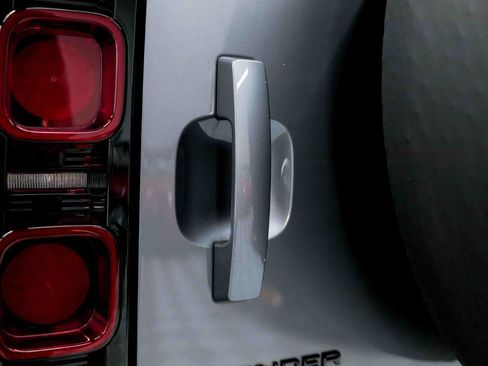 Used 2023 Land Rover Defender 130 SE image 30