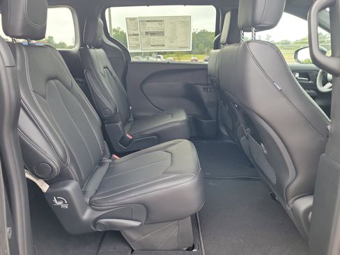 Used 2026 Chrysler Pacifica Select w/ S Appearance Package image 14