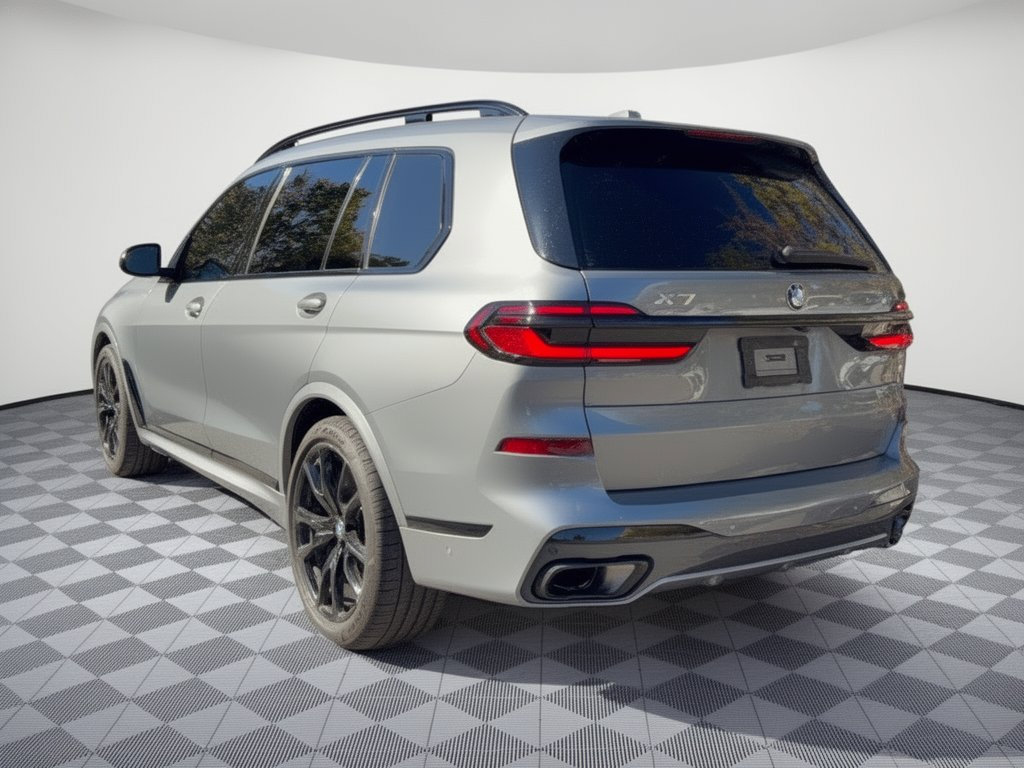 Used 2025 BMW X7 xDrive40i w/ M Sport Package AWD/4WD image 3
