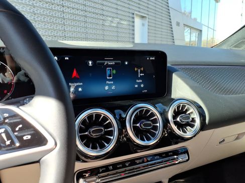 Used 2025 Mercedes-Benz GLA 250 4MATIC image 21