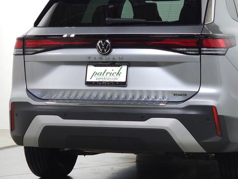 Used 2025 Volkswagen Tiguan SE AWD/4WD image 11