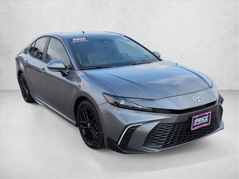 Used 2025 Toyota Camry SE image 3