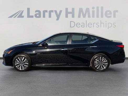 Used 2025 Nissan Altima 2.5 SV FWD image 2