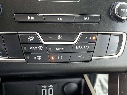 Used 2019 Ford Fusion SE image 15