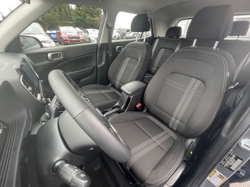 Used 2025 Hyundai Venue SEL image 31