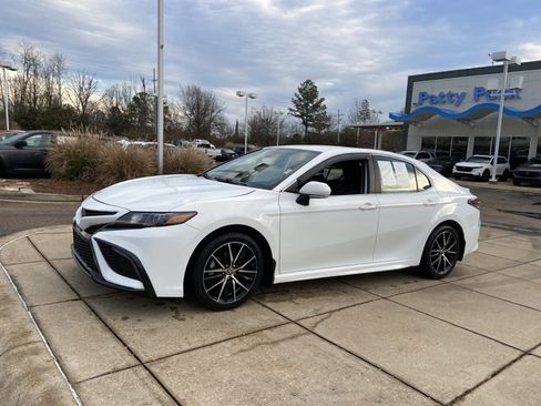 Used 2024 Toyota Camry SE image 5