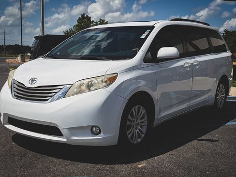 Used 2013 Toyota Sienna XLE FWD image 4