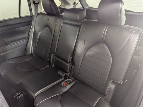 Used 2023 Toyota Highlander XLE image 25
