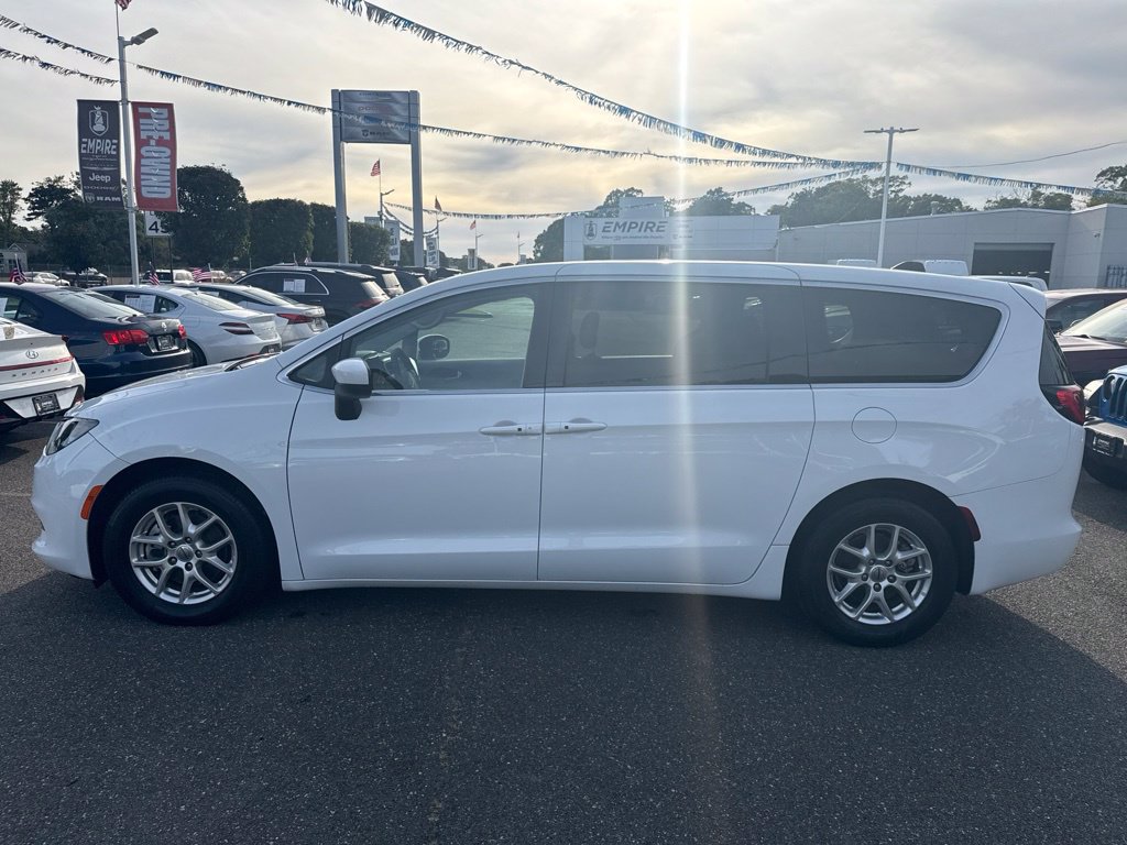 Used 2023 Chrysler Voyager LX FWD image 9