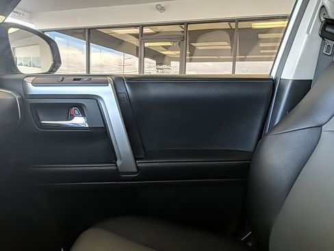 Used 2017 Toyota 4Runner SR5 Premium image 23