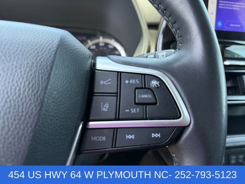 Used 2024 Toyota Highlander LE AWD/4WD image 17