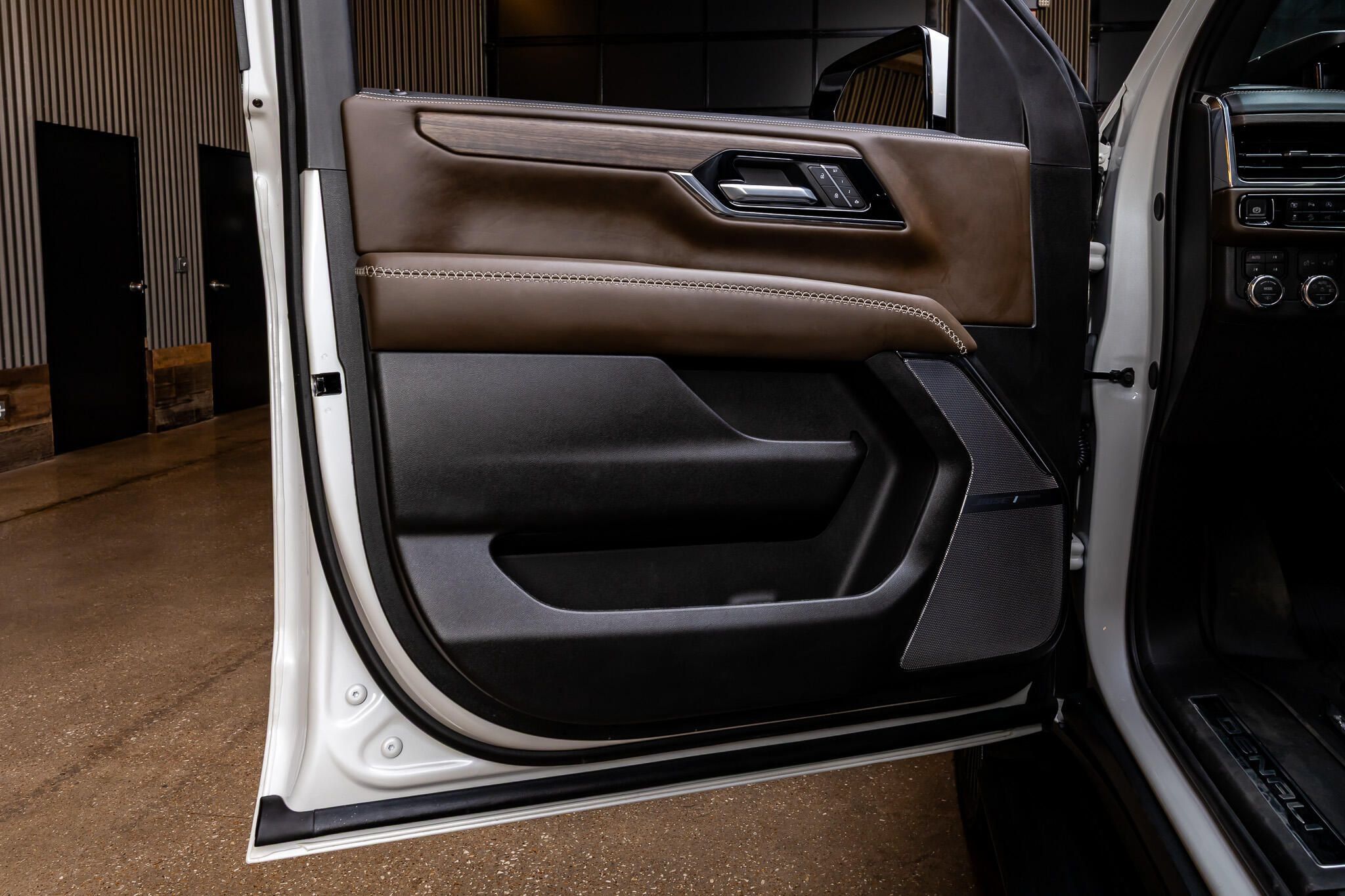 Used 2025 GMC Yukon Denali Ultimate w/ LPO, Floor Liner Package AWD/4WD image 44