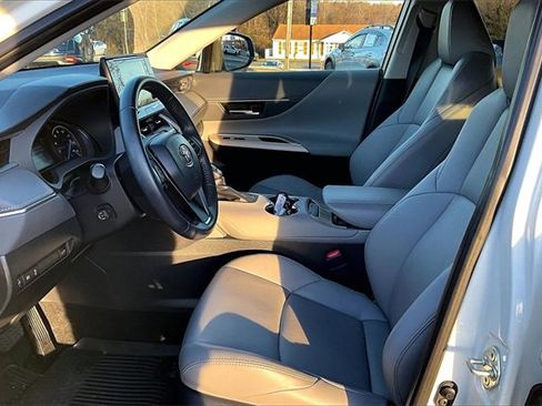 Used 2022 Toyota Venza XLE image 10