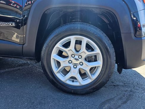 Used 2018 Jeep Renegade Latitude w/ Cold Weather Group AWD/4WD image 9